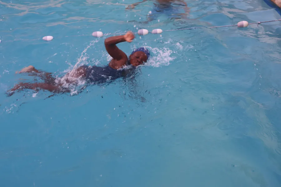 Participante adulto a nadar na piscina do clube
