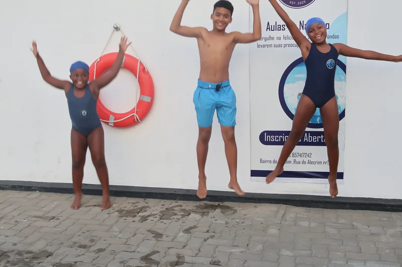 Comunidade reunida junto à piscina do Oscar's Club